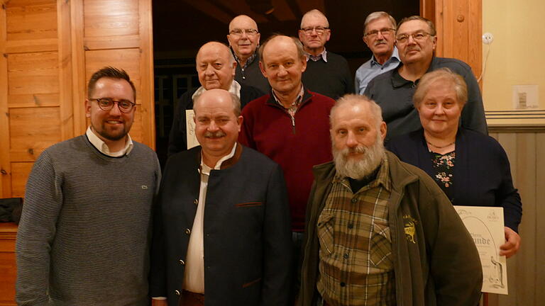 Während der Jahreshauptversammlung der Kleintierzüchter Hendungen wurden langjährige Mitglieder geehrt. Obere Reihe von links: Peter Götz, Hugo Köller (jeweils Goldene Ehrennadel), Elmar Kirchner (silberne Ehrennadel); mittlere Reihe von links Ernst Hellmuth (Silber), Justin Koletnik Gold), Herbert Storath (Silber); untere Reihe von links: Bürgermeister Florian Liening-Ewert, Vorsitzender Alfred Kaiser (Gold), Volkmar Seifert und Heidrun Kaiser (jeweils Silber). Während der Jahreshauptversammlung der Kleintierzüchter Hendungen wurden langjährige Mitglieder geehrt. Obere Reihe von links: Peter Götz, Hugo Köller (jeweils Goldene Ehrennadel), Elmar Kirchner (silberne Ehrennadel); mittlere Reihe von links Ernst Hellmuth (Silber), Justin Koletnik Gold), Herbert Storath (Silber); untere Reihe von links: Bürgermeister Florian Liening-Ewert, Vorsitzender Alfred Kaiser (Gold), Volkmar Seifert und Heidrun Kaiser (jeweils Silber).