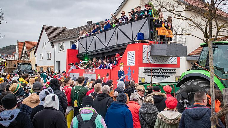 Dicht gesäumt war die Hauptstraße von Heustreu bei der Parade der Faschingswagen am Samstag.