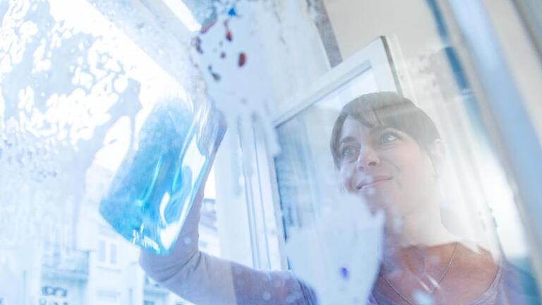 Fenster putzen ist Sache des Mieters. Foto: Christin Klose       -  Fenster putzen ist für viele alles andere als eine Lieblingsbeschäftigung. Mit unseren Tipps ist das Fensterputzen ohne Streifen aber schnell gemacht.