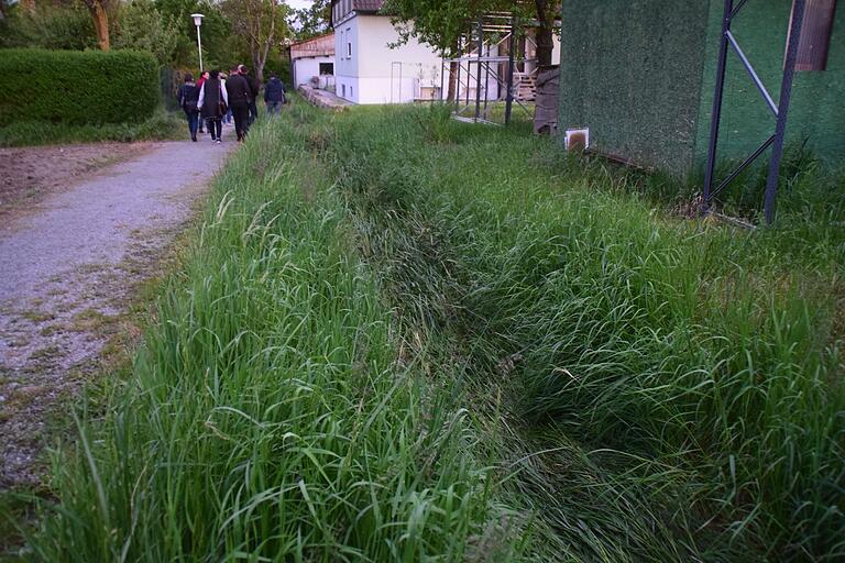 Dass der Graben nicht rechtzeitig vor dem nächsten Unwetter geputzt worden war, ärgerte so manchen Anwohner.