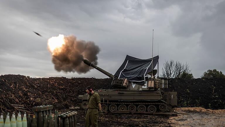 Israelische Soldaten feuern nahe dem Libanon eine Haubitze ab       -  Am Rand zum nächsten großen Krieg: Israels Armee. (Archivbild)