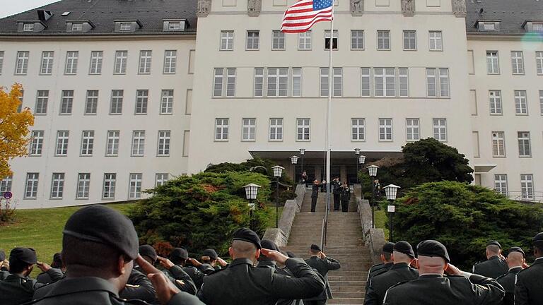 US-Hospital       -  19. Oktober 2007: Die feierliche Abzugszeremonie für die amerikanischen Soldaten vor dem damaligen US-Hospital in der Mariannhillstraße.