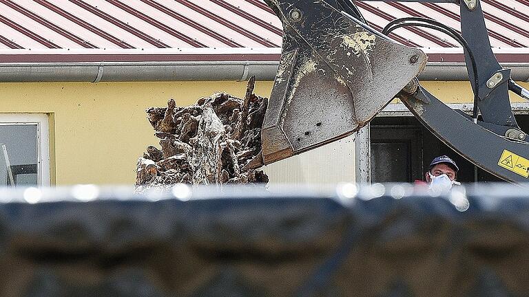 Derzeit werden die toten Mastschweine aus dem Stall in Osthausen bei Gelchsheim (Lkr. Würzburg) geholt und mit Lkw abtransportiert.