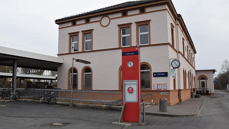 Das Bahnhofsgebäude in Lohr: Aktuell ist es für Bahnreisende geschlossen.&nbsp;