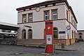 Das Bahnhofsgebäude in Lohr: Aktuell ist es für Bahnreisende geschlossen.&nbsp;