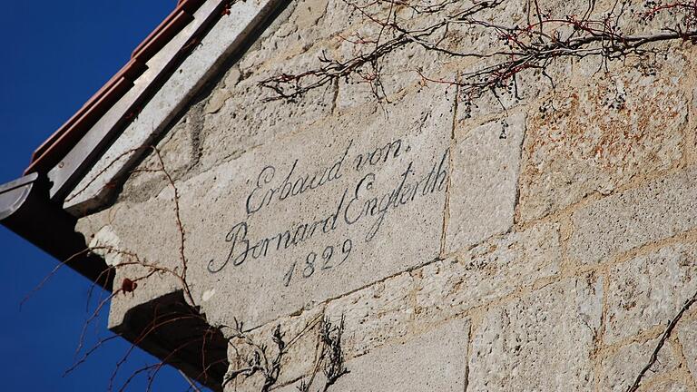 Wer sucht, der findet: Die Hausinschrift für das Gasthaus Bären befindet sich am Kragstein des Traufgesimses – in Schreibschrift eingemeißelt.