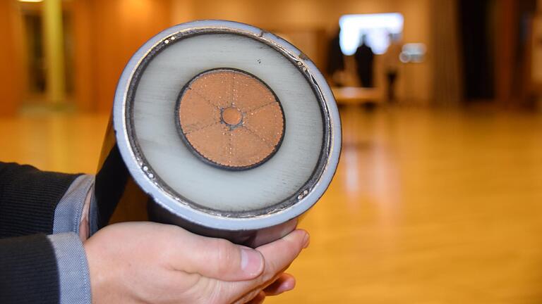 15 Zentimeter Durchmesser misst das Erdkabel für die Hochspannungs-Gleichstrom-Übertragung (HGÜ). 15 Zentimeter Durchmesser misst das Erdkabel für die Hochspannungs-Gleichstrom-Übertragung (HGÜ).