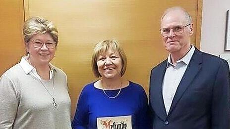 Vorsitzende Sieglinde Bürger (links) und Norbert Schmitt von der Sängergruppe ehrten Gertrud Schlereth. - Vorsitzende Sieglinde Bürger (links) und Norbert Schmitt von der Sängergruppe ehrten Gertrud Schlereth. Vorsitzende Sieglinde Bürger (links) und Norbert Schmitt von der Sängergruppe ehrten Gertrud Schlereth. - Vorsitzende Sieglinde Bürger (links) und Norbert Schmitt von der Sängergruppe ehrten Gertrud Schlereth.