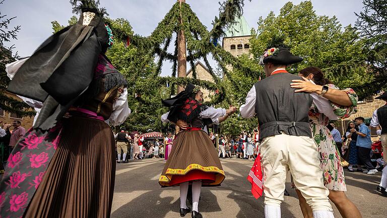 So unbeschwert wie auf dem Foto vom letzten Sonntag dürften auch die drei Wasserjungfrauen auf der 'Sennfelder Kirm' getanzt haben. Zeitgleich wird übrigens auch in Gochsheim das Friedensfest begangen. Beiden Brauchtümern wurde vor einigen Jahren die hohe Ehre zuteil, in die Landes- und Bundesliste 'Immaterielles Kulturerbe' der UNESCO aufgenommen zu werden. So unbeschwert wie auf dem Foto vom letzten Sonntag dürften auch die drei Wasserjungfrauen auf der 'Sennfelder Kirm' getanzt haben. Zeitgleich wird übrigens auch in Gochsheim das Friedensfest begangen. Beiden Brauchtümern wurde vor einigen Jahren die hohe Ehre zuteil, in die Landes- und Bundesliste 'Immaterielles Kulturerbe' der UNESCO aufgenommen zu werden.