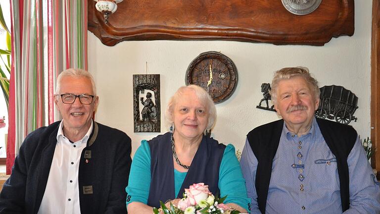 von links: Bürgermeister Günther Werner gratulierte am Samstag dem Jubelpaar Marliese und Erich Schmitt zur Goldenen Hochzeit.