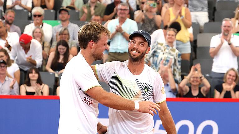 Tennis       -  Was erzählen sich Kevin Krawietz (l) und Tim Pütz während eines Doppel-Matcchess? Das kann man bald hören.