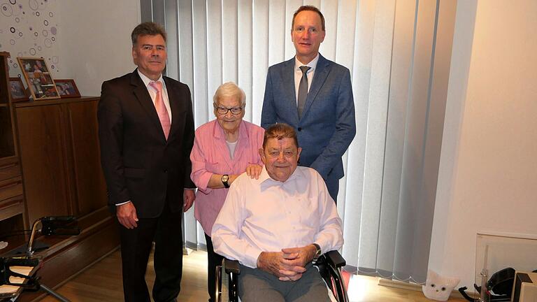 Elisabeth und Günter Schmitt aus Kirchaich feierten das Fest der Diamantenen Hochzeit. Dazu gratulierten auch Bürgermeister Thomas Sechser (links) und der stellvertretende Landrat Michael Ziegler.