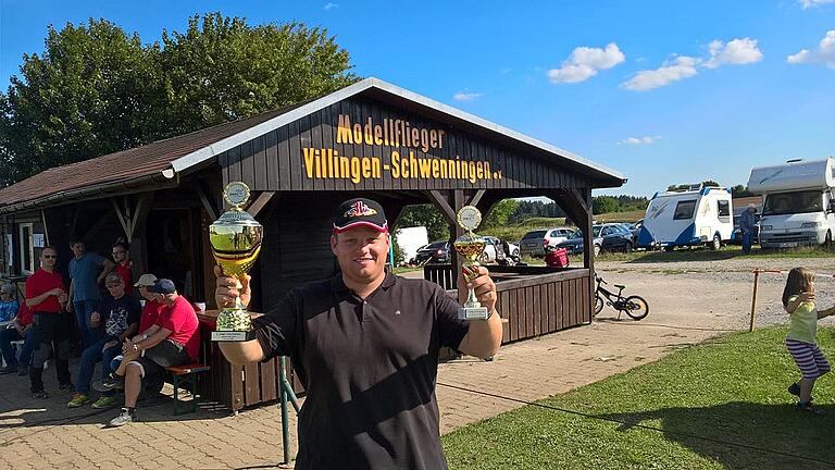 Der große Moment: Nach zwei vierten Plätzen in Leiblfing (Bayern) und Beckum/Balve (Nordrhein-Westfalen), sicherte sich Benedikt Simon mit dem zweiten Platz beim Saisonfinale in Villingen-Schwenningen die deutsche Vizemeisterschaft. Links der große Pokal für die Jahresleistung, rechts der für den Wettbewerb.