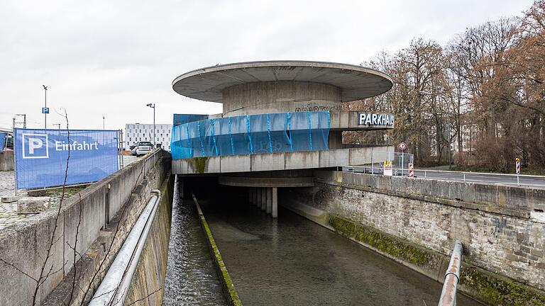 Das Quellenbachparkhaus neben dem Hauptbahnhof. Das Parkhaus wird Stück für Stück abgerissen und ist seit mehreren Monaten bereits zum großen Teil gesperrt.