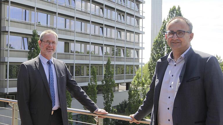 Wollen zukünftig im Verbund zusammenarbeiten: Martin Stapper (links), Geschäftsführer der Kongregation der Schwestern des Erlösers als Betreiber des Krankenhaus St. Josef, und Jürgen Winter, Geschäftsführer des Leopoldina-Krankenhauses, sind zuversichtlich, dass die enge Kooperation ein Erfolg wird.