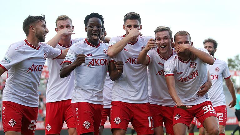 Die Würzburger Kickers bejubelnd das Tor zum 3:1 durch Benyas Solomon Junge-Abiol