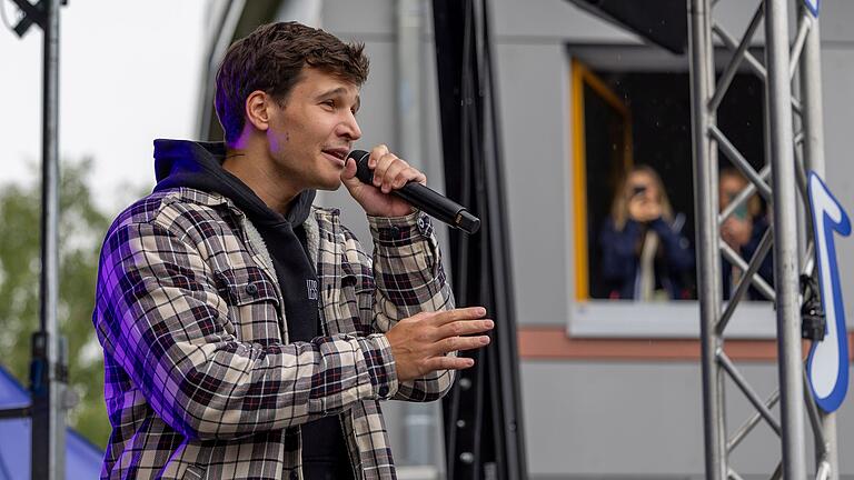 Wincent Weiss – hier bei einem Pausenhofkonzert in Bad Neustadt – kommt nach Kitzingen.