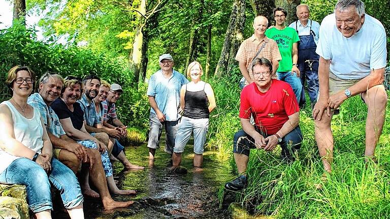 Als hätte es die Vorgeschichte der Kürnach-Verschmutzung nie gegeben: Bürgermeisterin Rosi Schraud lud den Lengfelder Bürgerverein, Bachpächter Matthias Hampl, Kürnachs Bürgermeister Thomas Eberth und einige Behördenvertreter zu einem Ortstermin an die Kürnach ein.