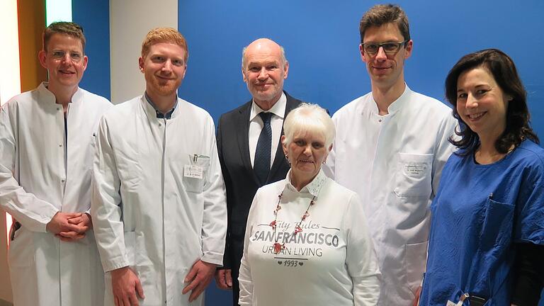 Der Würzburger Landrat Eberhard Nuß (Dritter von links) beim Besuch der Klinik und Poliklinik für

Anästhesiologie des Uniklinikums Würzburg zusammen mit Professor Dr. Peter Kranke, Dr. Dr. Benedikt Schmid, die Patientin Renate Gerloff, Professor Dr. Patrick Meybohm und der Studienassistentin Eva-Maria Kranke.