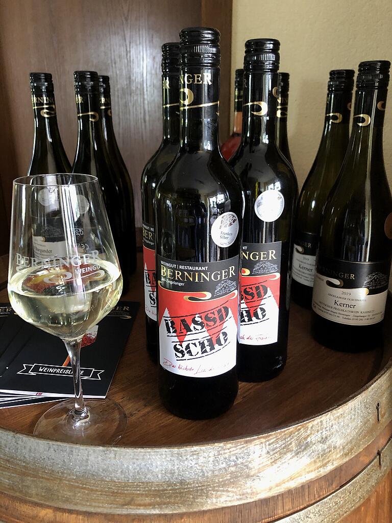 Auf der Flasche mit dem prämierten Wein liest man 'Bassd Scho', das höchste Lob der Franken. Auf der Flasche mit dem prämierten Wein liest man 'Bassd Scho', das höchste Lob der Franken.