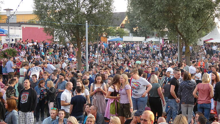 2019 gab es beim Sander Altmain-Weinfest einen großen Besucheransturm. Bis zu 5000 Besucherinnen und Besucher zog die Veranstaltung in den Jahren vor der Pandemie an. 2019 gab es beim Sander Altmain-Weinfest einen großen Besucheransturm. Bis zu 5000 Besucherinnen und Besucher zog die Veranstaltung in den Jahren vor der Pandemie an.