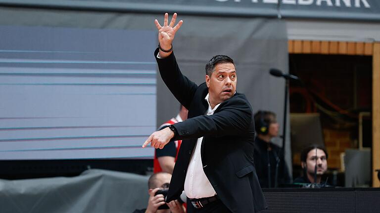 Head-Coach Sasa Filipovski (Würzburg Baskets) hofft auf einen Auswärtssieg seiner Mannschaft beim FC Bayern München. Head-Coach Sasa Filipovski (Würzburg Baskets) hofft auf einen Auswärtssieg seiner Mannschaft beim FC Bayern München.