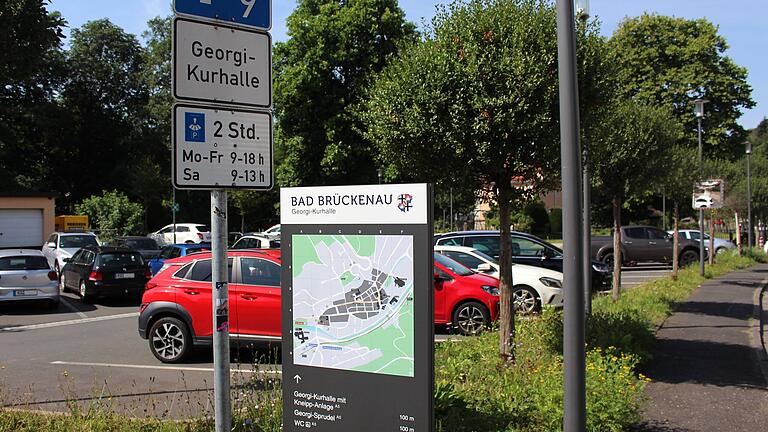 Der Georgi-Parkplatz in Bad Brückenau - In Bad Brückenau gibt es bislang noch keine Parkraumbewirtschaftung. Heißt: Alle öffentlichen Parkplätze sind bislang generell kostenlos. Der Georgi-Parkplatz in Bad Brückenau - In Bad Brückenau gibt es bislang noch keine Parkraumbewirtschaftung. Heißt: Alle öffentlichen Parkplätze sind bislang generell kostenlos.