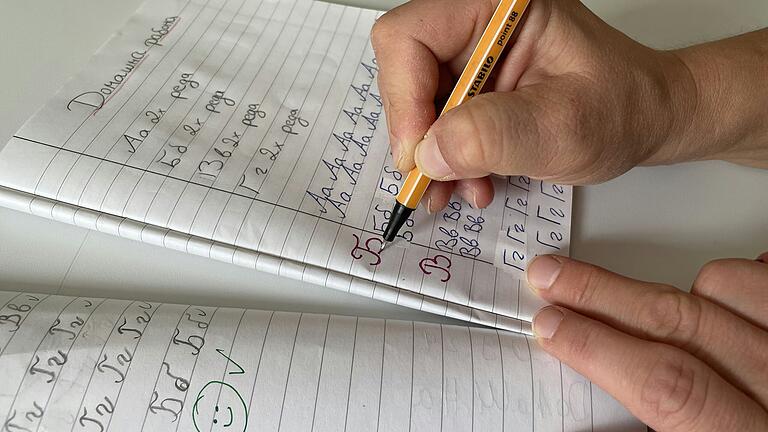 In der bulgarischen Sonntagsschule gibt es auch Hausaufgaben. Lehrerin Anife Huysein korrigiert hier das kyrillische Alphabet. In der bulgarischen Sonntagsschule gibt es auch Hausaufgaben. Lehrerin Anife Huysein korrigiert hier das kyrillische Alphabet.