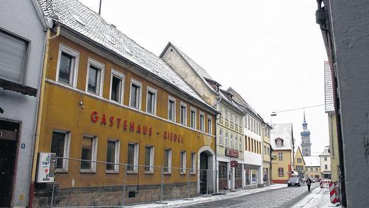 Rückbau statt Abriss: Das ehemalige Gästehaus Riedel in der Mellrichstädter Hauptstraße, das seit Jahren dem Verfall preisgegeben ist, wird aus dem Stadtbild verschwinden. An dieser Stelle, zwischen der Bäckerei Kessler und der Pizzeria Arena, soll dann ein Hotel für Betrieb in der Stadt sorgen.
