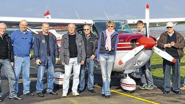 Flugwoche am Flugplatz Hettstadt - (mb) Dem Aprilwetter trotzten 19 Piloten und Flugschüler der Fluggruppe Hermann Köhl, Motorflugschule Würzburg, zum Flugsaisonstart. Unter Leitung der Fluglehrer Peter Wiggen und Hans-Adam Stangl übten die Teilnehmer Seitenwindlandungen, machten Ziellandeübungen und Flugzeugbeherrschungs-Training. Einige Piloten führten Streckenflüge durch. So konnten die Verkehrsflughäfen Erfurt und Luxemburg und die Flugplätze in Idar-Oberstein und Aalen angeflogen werden. Ein Pilot flog zum Flugplatz nach Damme (Emsland), um dort eine Transall zu besichtigen. Überlandflüge in die nähere Umgebung wie nach Walldürn, Neustadt/Aisch und Aschaffenburg waren ebenfalls möglich. Insgesamt kamen die Teilnehmer in den vier Tagen auf 52 Flugstunden und 152 Starts, was im Hinblick auf das Wetter ein guter Schnitt ist. Die nächste Flugwoche ist im August. Zum Schnupperfliegen lädt die Volkshochschule am kommenden Wochenende ein und ein „Muttertagsfliegen“ findet am Flugplatz Hettstadt am Sonntag 13.Mai statt. Flugwoche am Flugplatz Hettstadt - (mb) Dem Aprilwetter trotzten 19 Piloten und Flugschüler der Fluggruppe Hermann Köhl, Motorflugschule Würzburg, zum Flugsaisonstart. Unter Leitung der Fluglehrer Peter Wiggen und Hans-Adam Stangl übten die Teilnehmer Seitenwindlandungen, machten Ziellandeübungen und Flugzeugbeherrschungs-Training. Einige Piloten führten Streckenflüge durch. So konnten die Verkehrsflughäfen Erfurt und Luxemburg und die Flugplätze in Idar-Oberstein und Aalen angeflogen werden. Ein Pilot flog zum Flugplatz nach Damme (Emsland), um dort eine Transall zu besichtigen. Überlandflüge in die nähere Umgebung wie nach Walldürn, Neustadt/Aisch und Aschaffenburg waren ebenfalls möglich. Insgesamt kamen die Teilnehmer in den vier Tagen auf 52 Flugstunden und 152 Starts, was im Hinblick auf das Wetter ein guter Schnitt ist. Die nächste Flugwoche ist im August. Zum Schnupperfliegen lädt die Volkshochschule am kommenden Wochenende ein und ein „Muttertagsfliegen“ findet am Flugplatz Hettstadt am Sonntag 13.Mai statt.