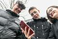 Mit dem Handy im Pausenhof: Ob das möglich ist, soll künftig jede Schule selbst entscheiden. Im Bild (von links): Ricardo Beck, Daniel Langmandel und Elisa Spall von der Würzburger David-Schuster-Realschule.