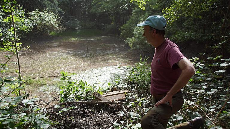 Immer noch ein bisschen ungläubig blickt Förster Burkhard Rischen auf den abgelassenen Waldweiher, der jetzt aussieht wie eine Lichtung. Immer noch ein bisschen ungläubig blickt Förster Burkhard Rischen auf den abgelassenen Waldweiher, der jetzt aussieht wie eine Lichtung. 