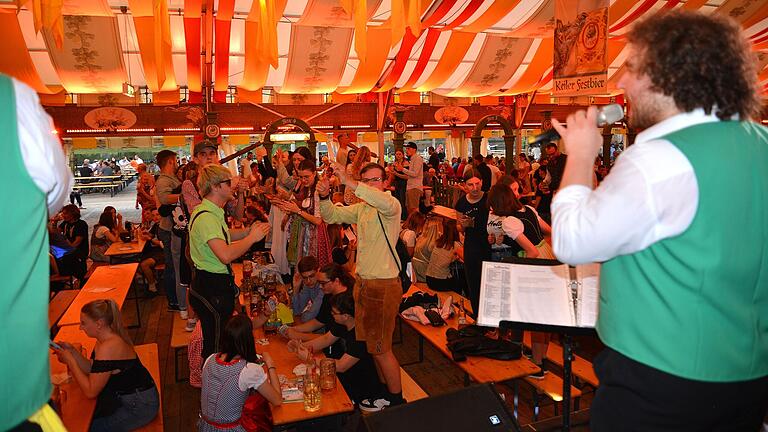 Festwoche Lohr: Gute Stimmung von Anfang an herrschte am Montagabend auf der Festwoche Lohr mit dem 'Aalbachtal-Express'.