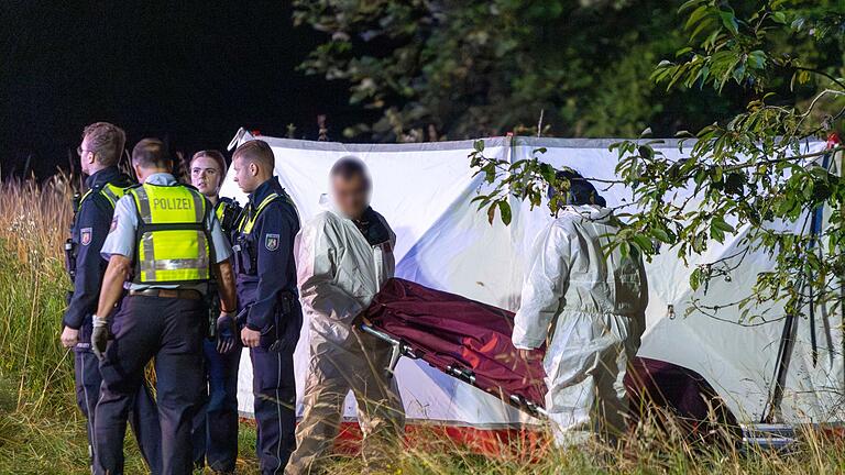 Zwei Menschen vermutlich bei Autorennen auf A44 verbrannt       -  Zwei Männer starben in dem ausgebrannten Sportwagen.