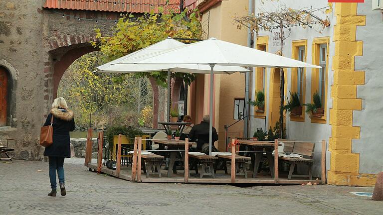 Podest vor dem 'Café Denkmal'&nbsp;in der Maingasse.