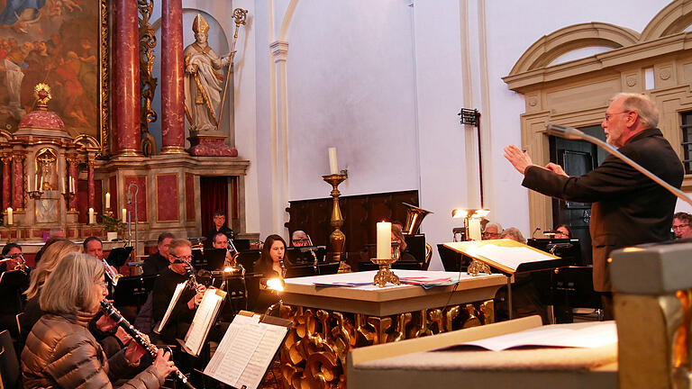 Beim Frühlingskonzert des Blasorchesters EMOtion in der Wallfahrtskirche Fährbrück mit Dirigent Karl-Heinz Comes.