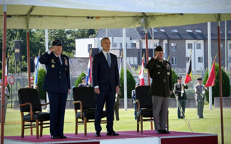 Kommandoübergabe im belgischen Mons: General Christophjer G. Cavoli (rechts) ist neuer Nato-Oberbefehlshaber. Mit im Bild sind sein Vorgänger General Tod Wolters (links) und Nato-Generalsekretär Jens Stoltenberg.