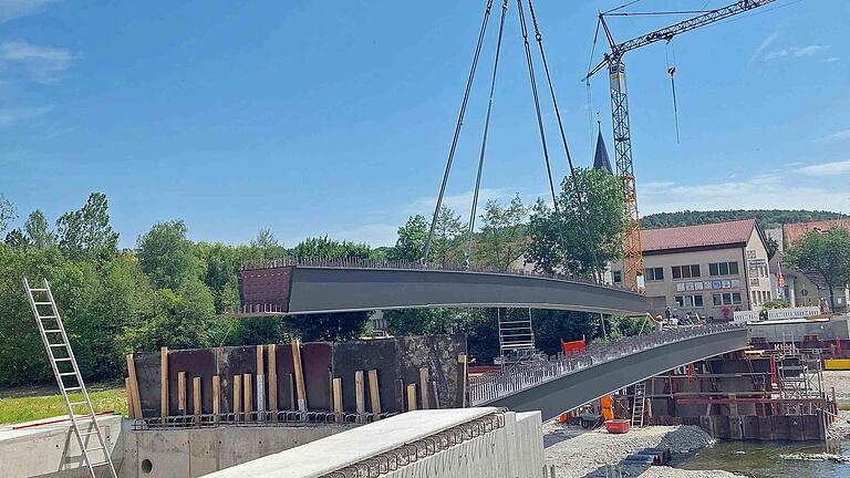 Vor einigen Wochen erfolgte beim Neubau der Tauberbrücke der eigentliche Brückenschlag. Nun müssen die nördlich und südlich an die Tauberbrücke anschließenden Kreuzungsbereiche von Montag, 1. August, um 13 Uhr bis Mittwoch, 3. August um 13 Uhr für die Betonage des Überbaus gesperrt werden.