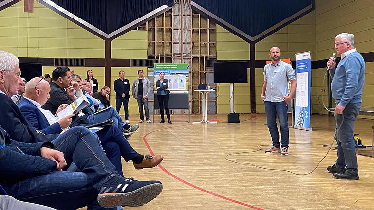 Karsbachs Bürgermeister Martin Göbel und Tennet-Bürgerreferent Thomas Wagner bei der Tennet-Infoveranstaltung zum Trassenkorridor für P43 in der Scherenberghalle Gemünden. Karsbachs Bürgermeister Martin Göbel und Tennet-Bürgerreferent Thomas Wagner bei der Tennet-Infoveranstaltung zum Trassenkorridor für P43 in der Scherenberghalle Gemünden.