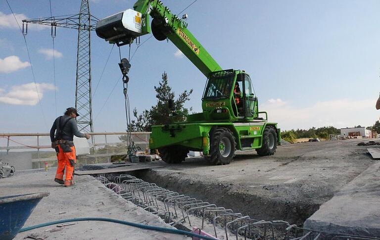 Auch die Überbrückungskonstruktion, die die Längsdehnung der Brücke auffängt, wird bei den Sanierungsarbeiten an der Rohrbacher Bahnbrücke erneuert. Auch die Überbrückungskonstruktion, die die Längsdehnung der Brücke auffängt, wird bei den Sanierungsarbeiten an der Rohrbacher Bahnbrücke erneuert. 
