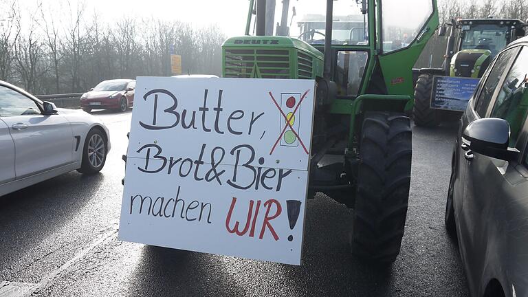 Mit Plakaten an ihren Traktoren bringen die Bauern unter anderem ihren Unmut gegenüber der Ampel-Regierung zum Ausdruck und unterstreichen ihre Funktion als Lebensmittelproduzenten.