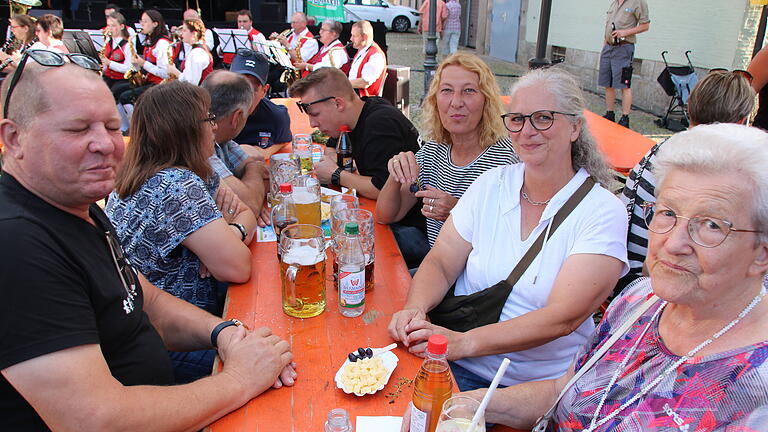 Stadtfest Münnerstadt 2024 - Beim Abend der Betriebe hatten viele Unternehmen Tische reservieren lassen, hier Elektro Schilling. Stadtfest Münnerstadt 2024 - Beim Abend der Betriebe hatten viele Unternehmen Tische reservieren lassen, hier Elektro Schilling.