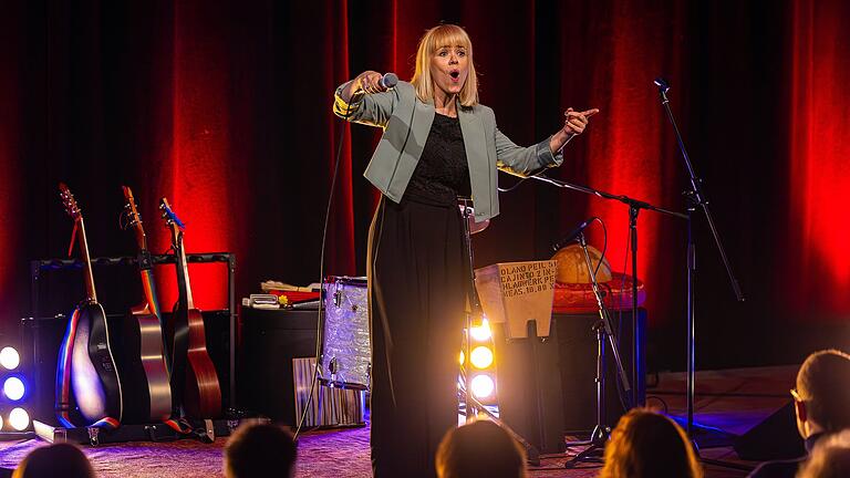 Auf Carolin Obieglos Aufforderung singt der Saal nicht nur den gelegentlichen nonverbalen Refrain mit, sondern textsicher auch ganze Lieder. Auf Carolin Obieglos Aufforderung singt der Saal nicht nur den gelegentlichen nonverbalen Refrain mit, sondern textsicher auch ganze Lieder.