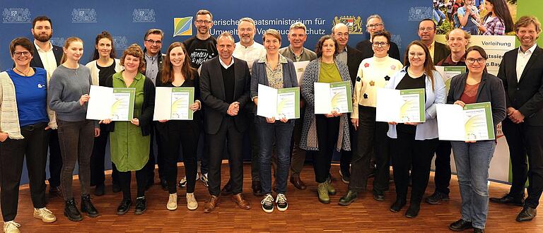 Zusammen mit der Umweltstation Kitzinger Land wurden zehn neue Einrichtungen und Initiativen im Umweltministerium in München mit dem Qualitätssiegel 'Umweltbildung.Bayern' ausgezeichnet.