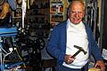 So kannten ihn die Lohrer: Schuster Helmuth Walch stand bis 2011 noch regelmäßig in seiner Werkstatt. Am Montag verlor er bei einem tragischen Verkehrsunfall sein Leben.