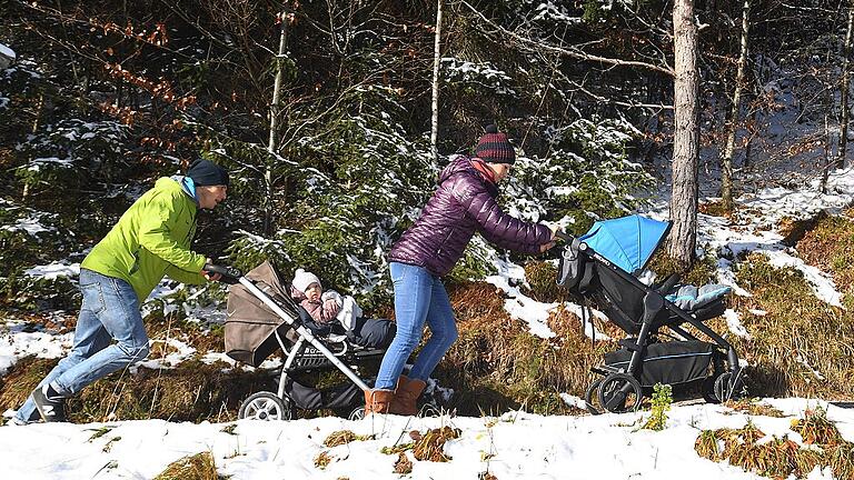 Neuner       -  Wie man es vermuten durfte: Magdalena Neuner mal wieder vorneweg &ndash; auch beim Spaziergang mit Kinderwagen.