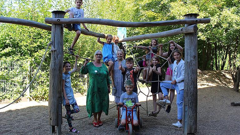 Arbeiten seit acht Jahren zusammen: Organisatorin Elke Riegger (links) und Claudia Kind von der SKF-Personalleitung mit den Sommerkindern. Arbeiten seit acht Jahren zusammen: Organisatorin Elke Riegger (links) und Claudia Kind von der SKF-Personalleitung mit den Sommerkindern.