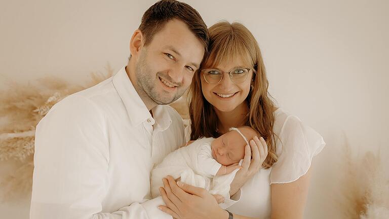 Strahlende und stolze Eltern: Franziska und Daniel Fischer mit Tochter Elena.&nbsp;