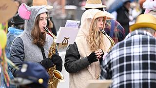 Rhöner Maskenfastnacht       -  Zahlreiche Menschen verfolgen am Sonntag (05.02.23) in Oberelsbach die sogenannte Rhöner Maskenfastnacht. Bei der Maskenfastnacht ziehen die Narren mit handgeschnitzten Masken durch die Straßen des kleinen Ortes im Landkreis Rhön-Grabfeld.