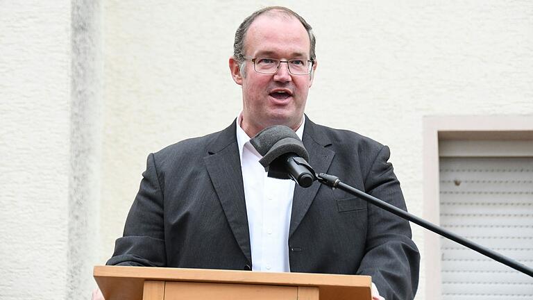 Großlangheims Bürgermeister Peter Sterk hat sich mit Erfolg für die Öffnung der Panzerstraße eingesetzt. Großlangheims Bürgermeister Peter Sterk hat sich mit Erfolg für die Öffnung der Panzerstraße eingesetzt.